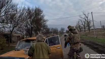 Полицейские «Белого ангела» эвакуировали раненого дедушку после удара дроном по Синельниковщине