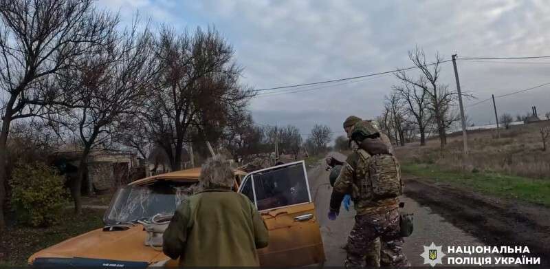 Поліцейські «Білого янгола» евакуювали пораненого дідуся після удару дроном по Синельниківщині