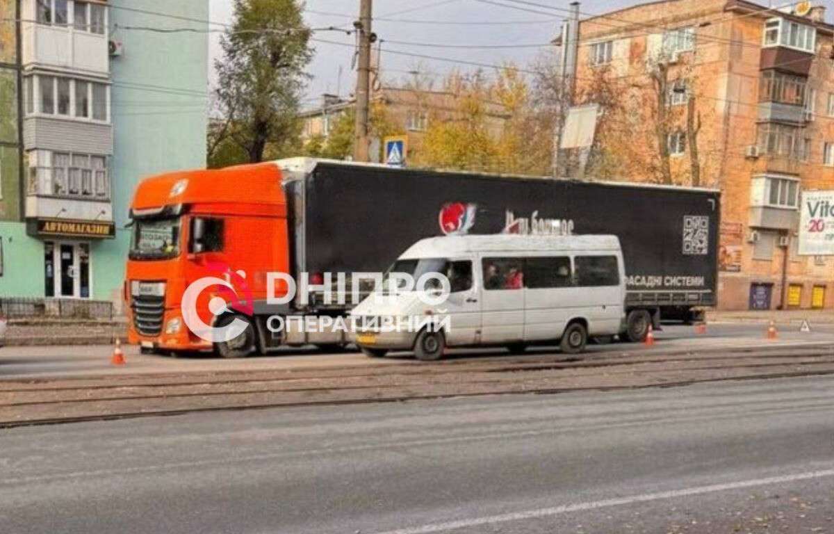 Чоловік загинув під колесами фури на проспекті Хмельницького в Дніпрі
Смертельна аварія сталася вранці 14 листопада на проспекті Богдана Хмельницького в Дніпрі – під колесами фури загинув пішохід. Про це…