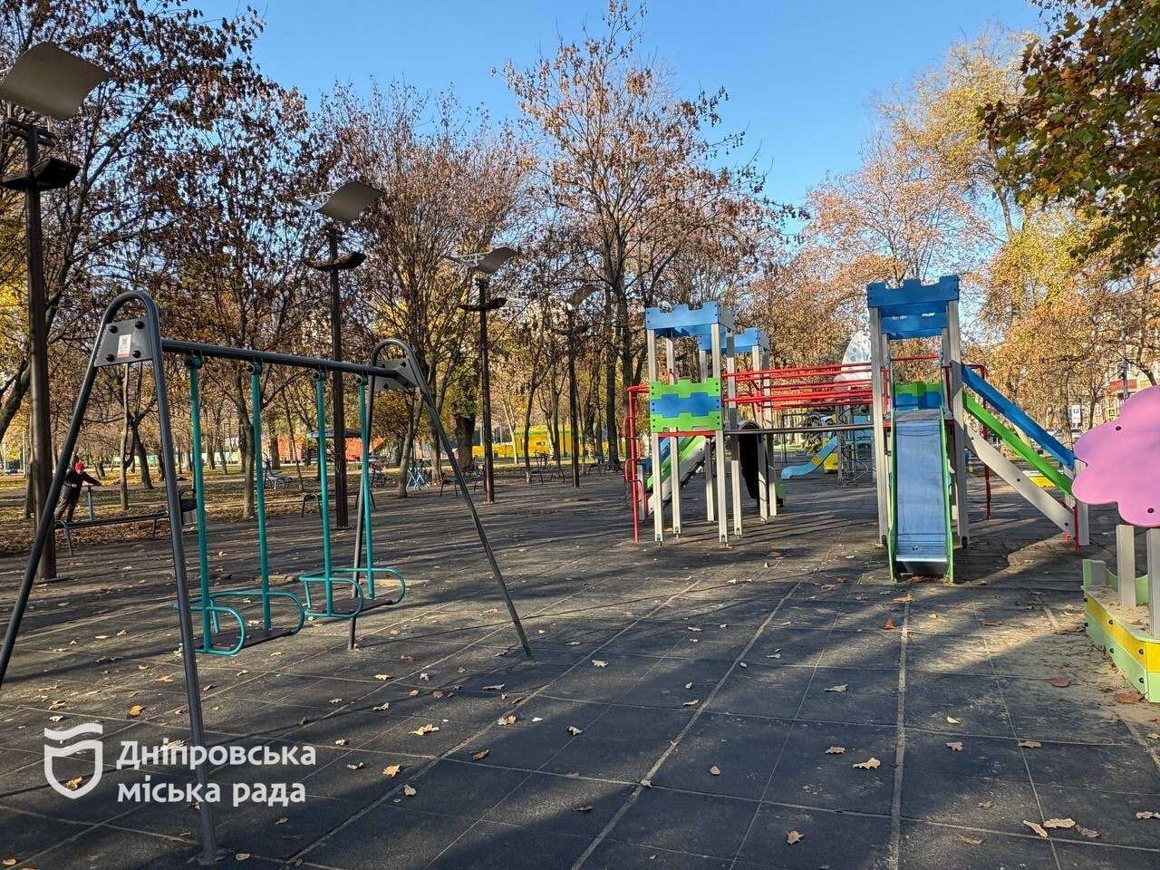 Ремонт инклюзивной и детской площадок в сквере Героев завершили