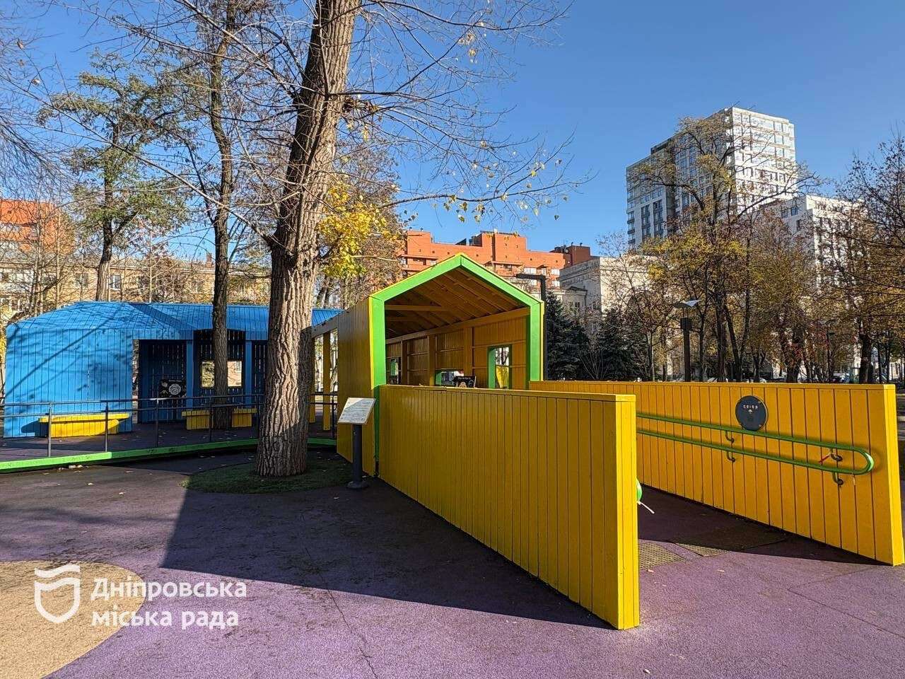 Ремонт инклюзивной и детской площадок в сквере Героев завершили
