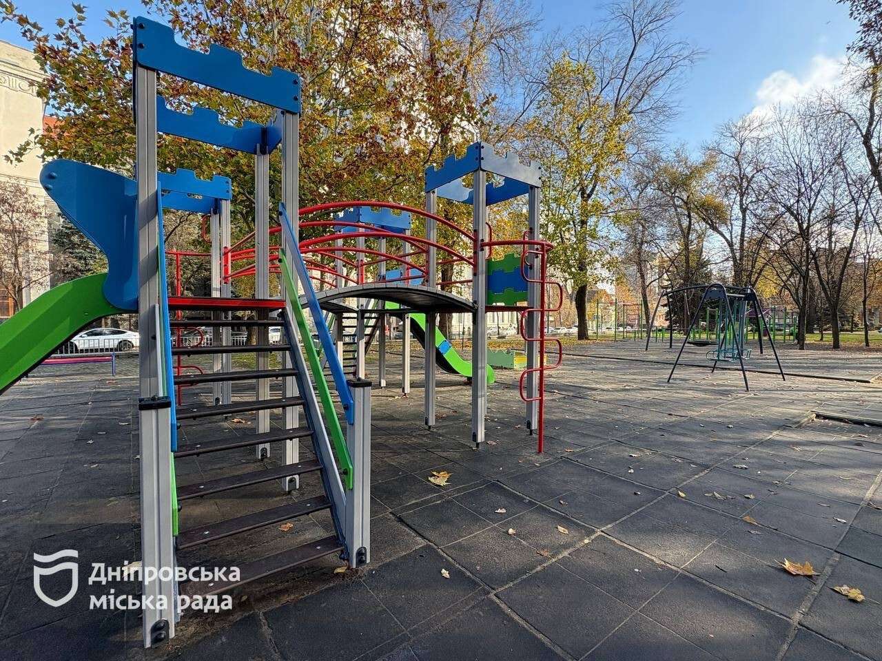 Ремонт инклюзивной и детской площадок в сквере Героев завершили