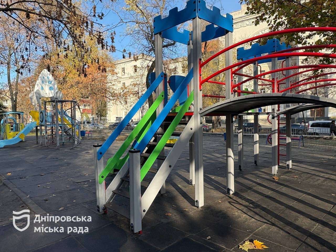 Ремонт инклюзивной и детской площадок в сквере Героев завершили