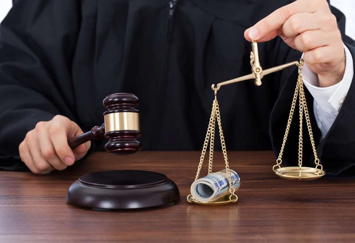 Відповідальність за несплату податків у великих розмірах: коли відкривають кримінальну справу
В Україні за злісне ухилення від сплати податків передбачена кримінальна відповідальність. Проте, за певних умов, цього можна уникнути. Детальніше про…