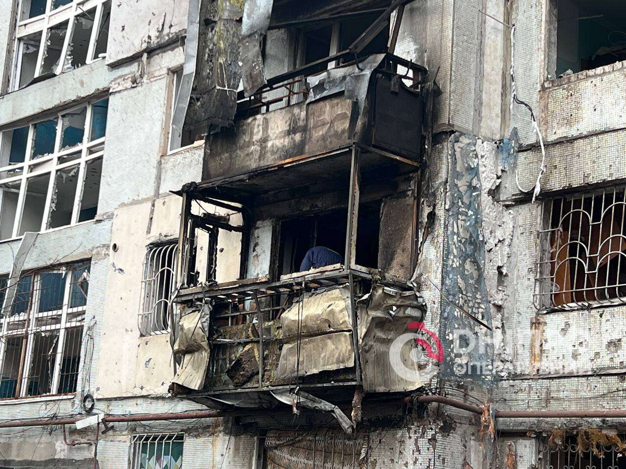 Вибиті вікна та знищені оселі: як виглядає місце ворожого влучання у Дніпрі після нічної атаки
У ніч на неділю, 23 листопада, росіяни здійснили чергову атаку на Дніпро, спричинивши руйнування у житлових будинках. Наразі на місці…