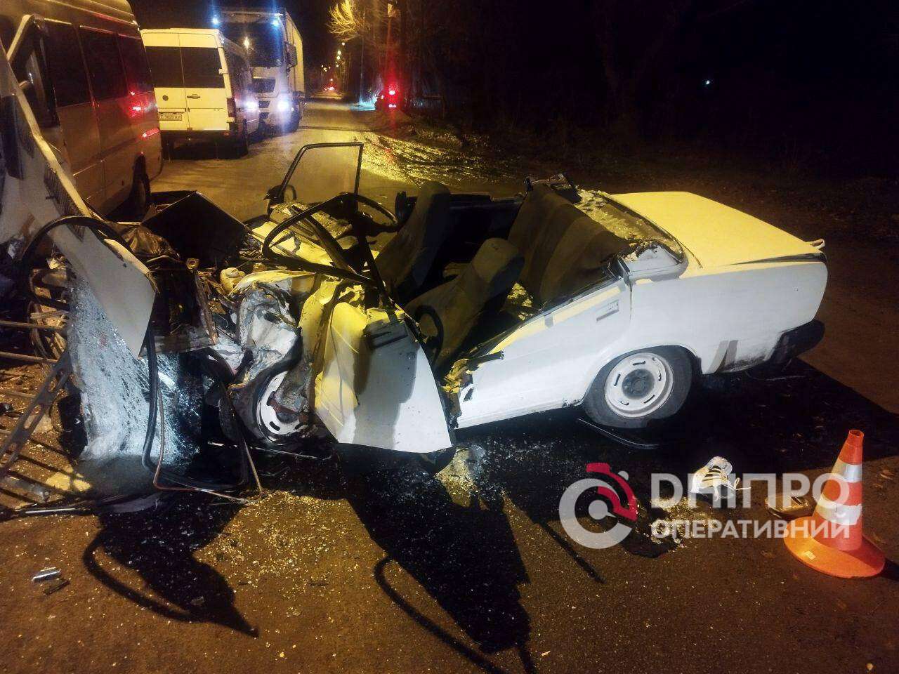 У Дніпрі на Електричній сталася смертельна ДТП: ВАЗ влетів у маршрутку
Жахлива аварія із загиблим та травмованими сталася у Самарському районі Дніпра 22 листопада. Про це повідомляє "Дніпро Оперативний", посилаючись на…