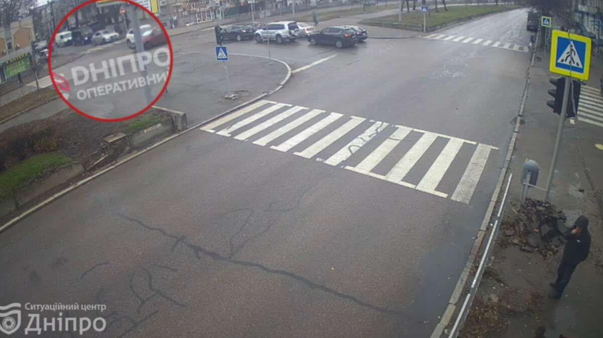 Серйозна ДТП на Олександра Поля 24 листопада: Chevrolet на швидкості зніс стовп