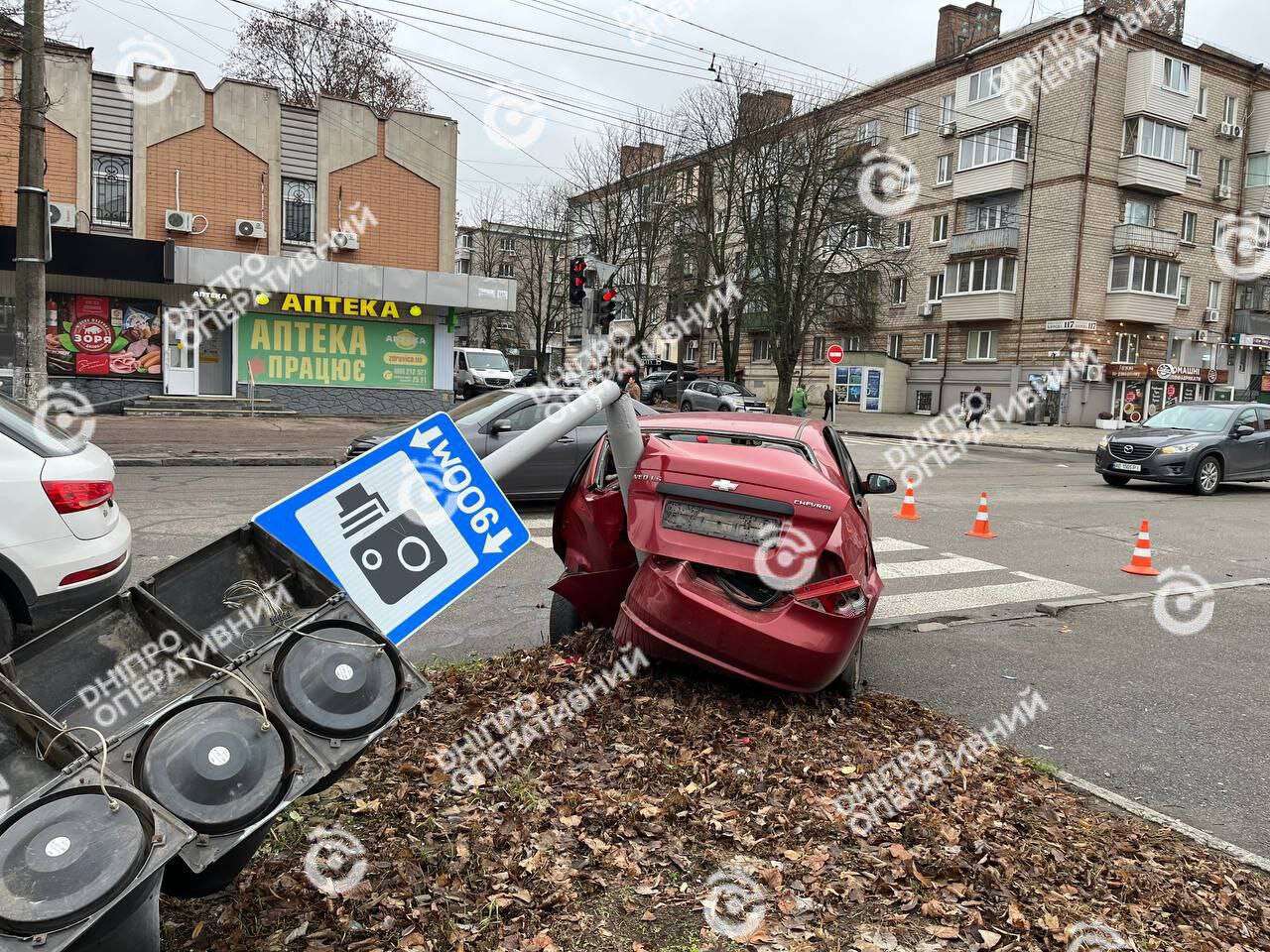 Серйозна ДТП на Олександра Поля 24 листопада: Chevrolet на швидкості зніс стовп