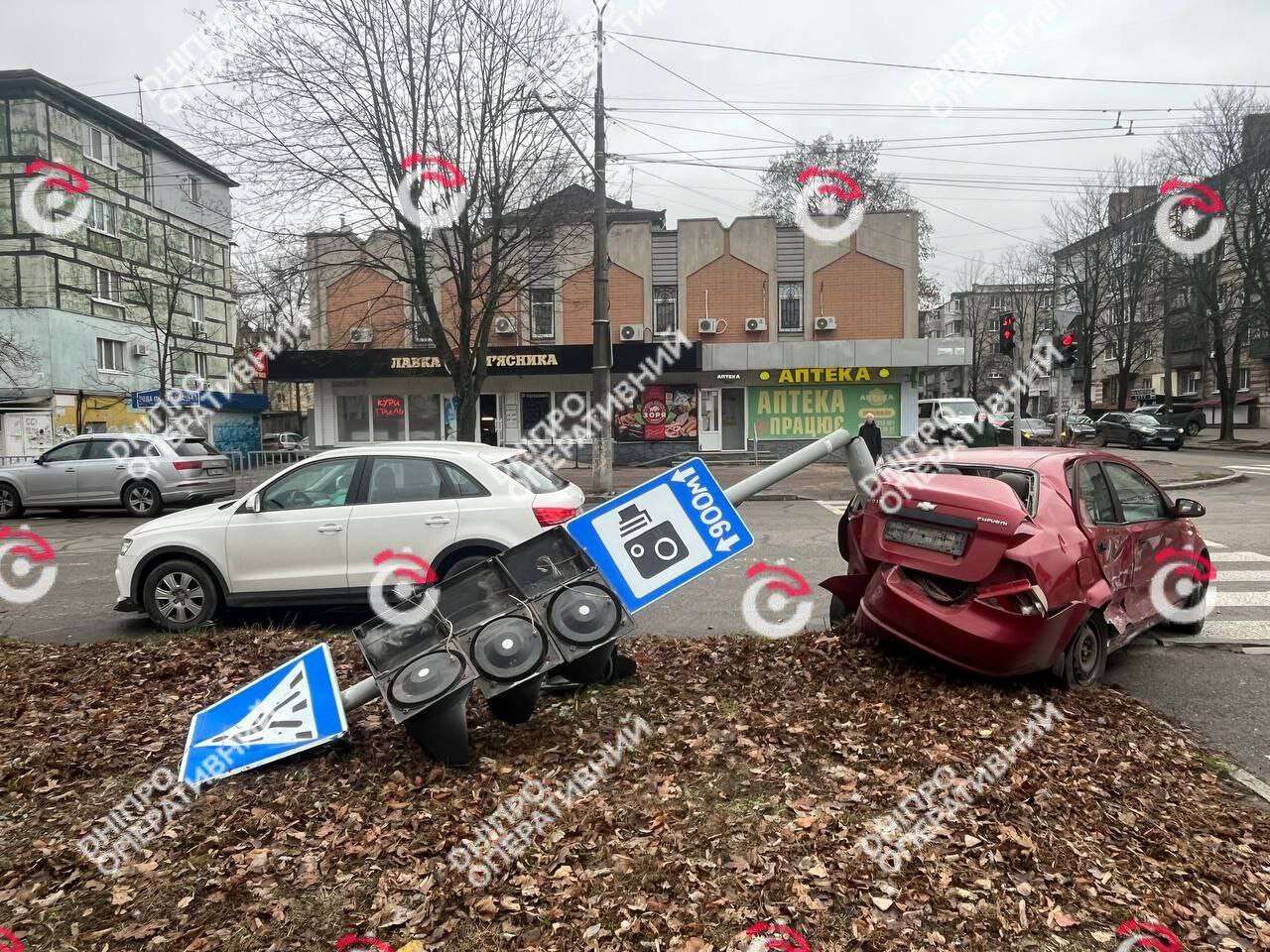 Серьезное ДТП на Александра Поля 24 ноября: Шевроле на скорости снес столб