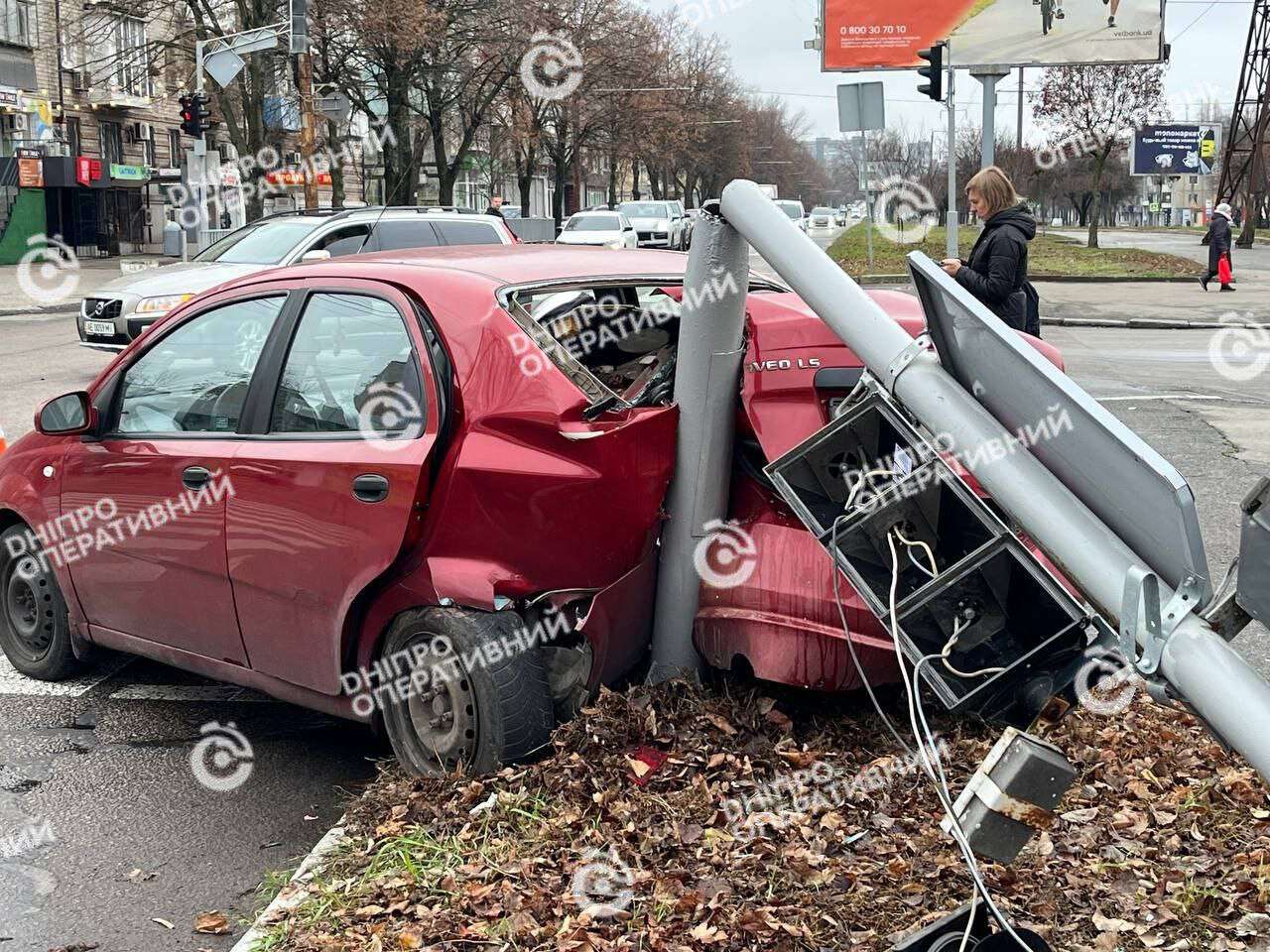 Серьезное ДТП на Александра Поля 24 ноября: Шевроле на скорости снес столб