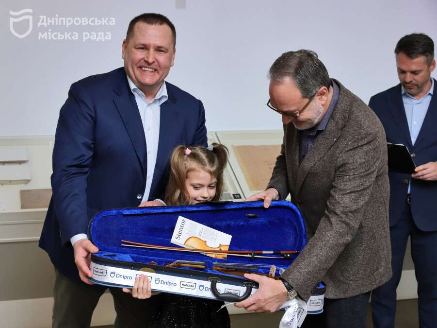Діти загиблих захисників з Дніпра отримали омріяні музичні інструменти