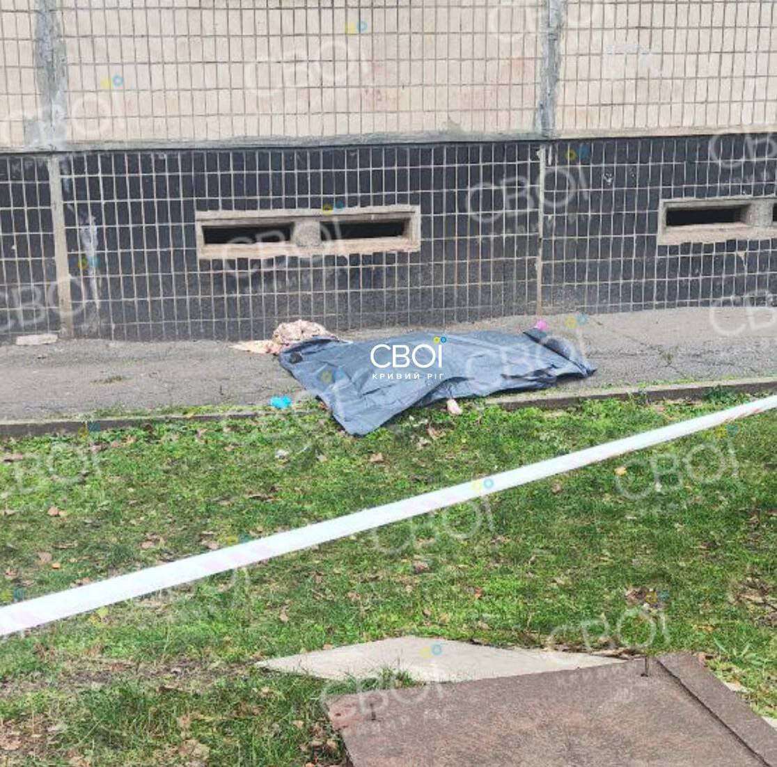 Женщина выпала из окна