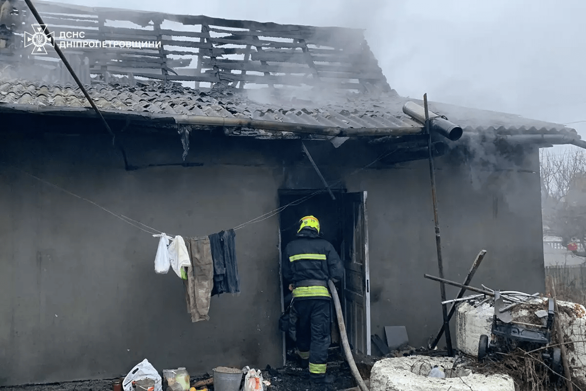 У Дніпрі в знищеному пожежею будинку знайшли мертвого чоловіка
У Дніпрі під час ліквідації пожежі в житловому будинку в мікрорайоні Мирний рятувальники виявили тіло загиблого чоловіка. Про це повідомляє…