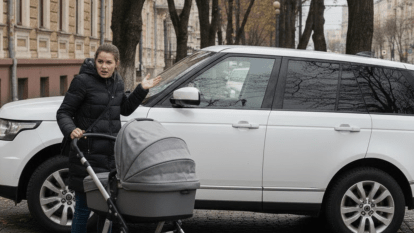 У Дніпрі Range Rover повністю перекрив пішоходам тротуар: мама з візочком знайшла, як провчити порушника