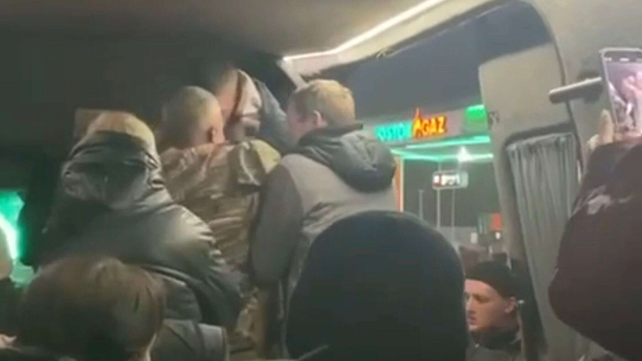 У Кривому Розі чоловік з ножем влаштував дебош у маршрутці: що кажуть у поліції
Минулого вечора у Кривому Розі в одному з маршрутних таксі, повному пасажирів, невідомий з ножем влаштував дебош та напав на…