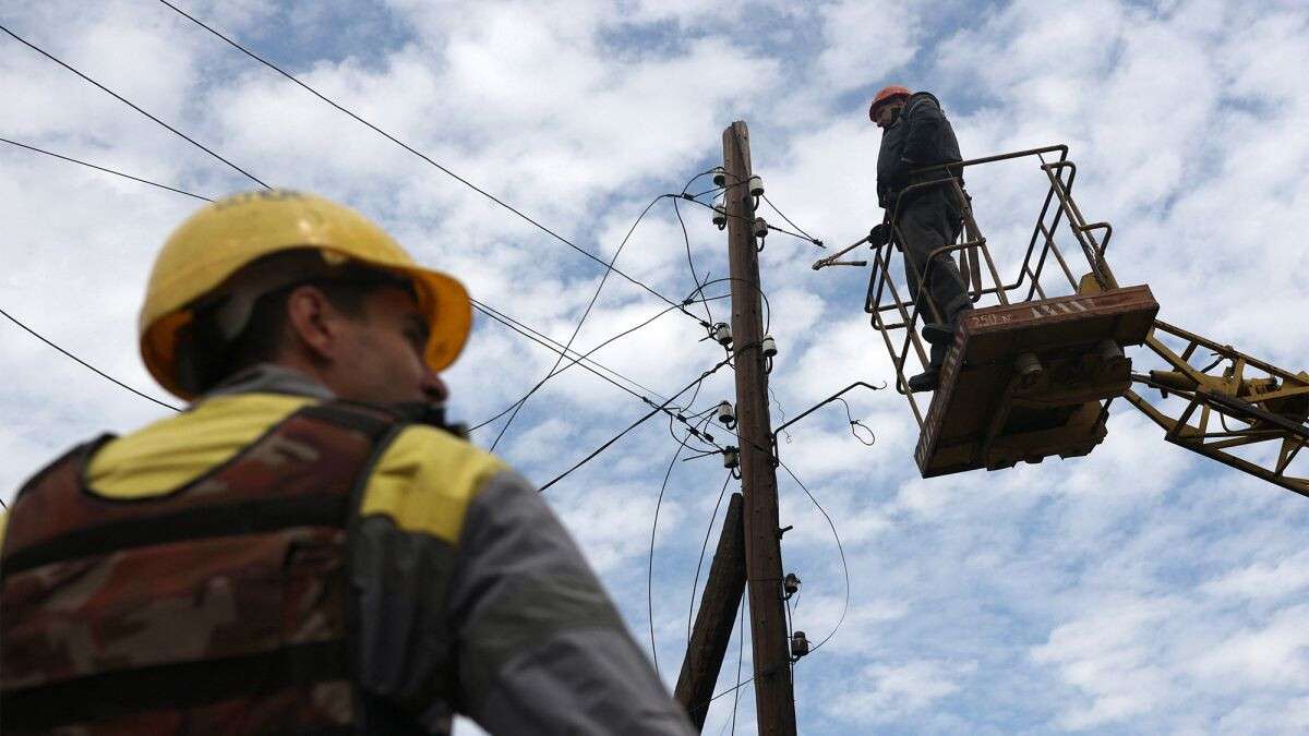 Чи чекати дніпрянам скасування відключень світла найближчим часом? У Міненерго роз’яснили нинішню ситуацію
В Україні вже з кінця жовтня діють щоденні графіки відключень електроенергії, і хоча тривалість вимкнень останнім часом зменшилася, питання їх
