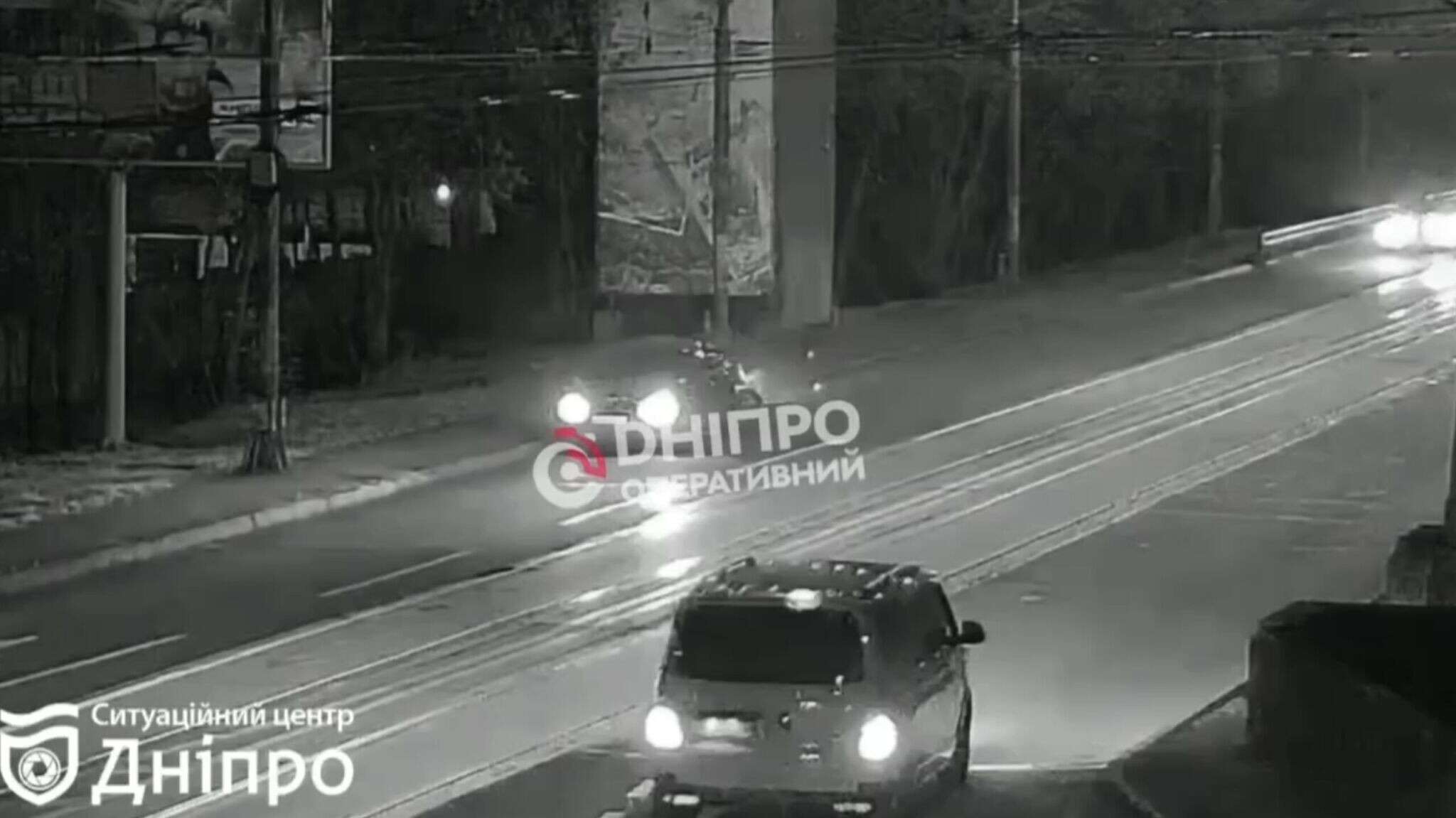 У Дніпрі на зʼїзді з Амурського мосту кур'єр потрапив під колеса авто: відео моменту
Минулого вечора у Дніпрі в Амур-Нижньодніпровському районі сталася серйозна аварія, учасником якої стали легковий автомобіль та кур'єр. Про це повідомляє…