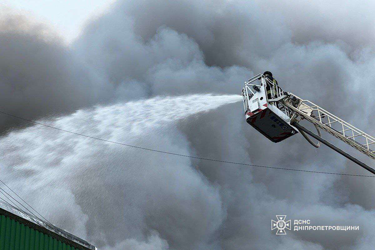 Атака по складах у Дніпрі 6 грудня - фото ДСНС