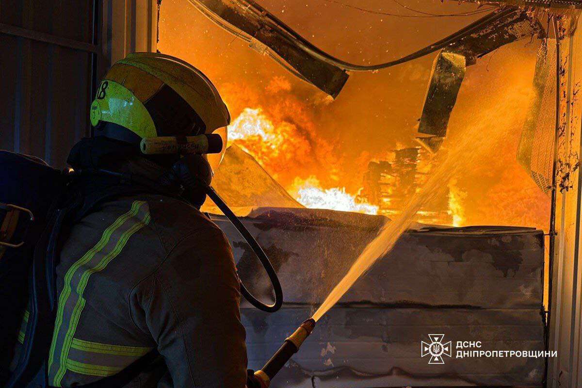 Атака по складам в Днепре 6 декабря - фото ГСЧС