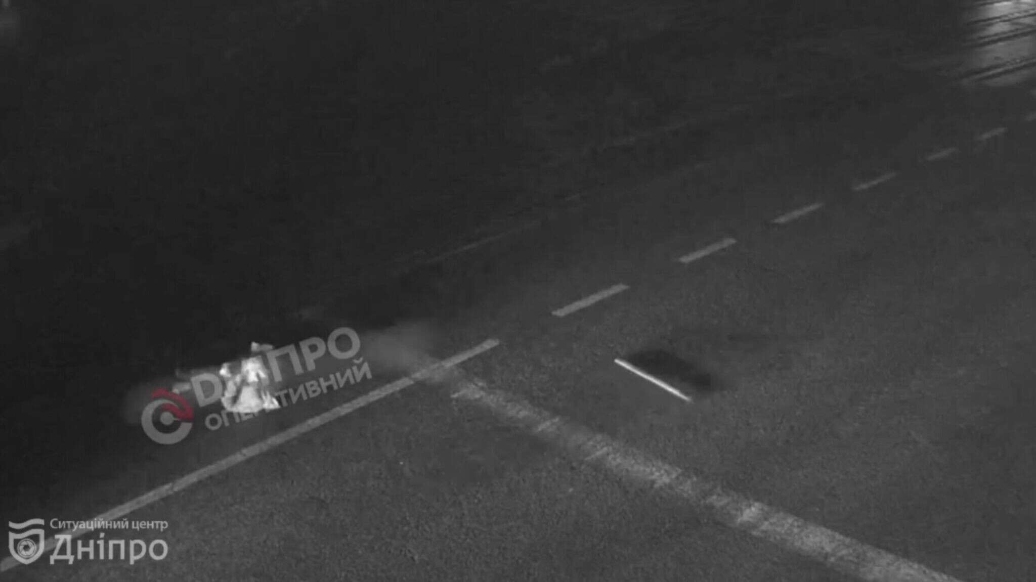 У Дніпрі біля "Озерки" збили людину: момент потрапив на відео
Минулого вечора у Дніпрі на вулиці Степана Бандери автомобіль збив людину. Момент аварії потрапив на камери Ситуаційного центру міста, передає…