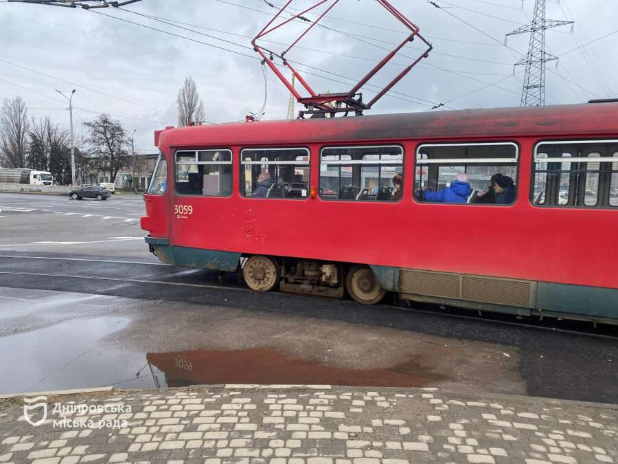 У Дніпрі завершили ремонт останнього у 2025 році трамвайного переїзду