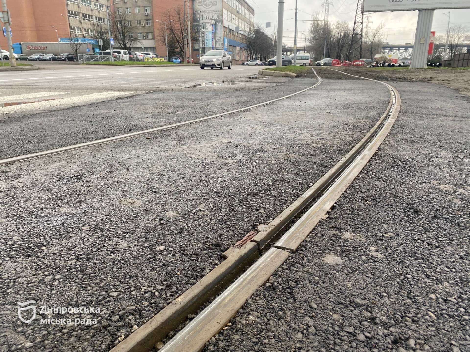 У Дніпрі завершили ремонт останнього у 2025 році трамвайного переїзду