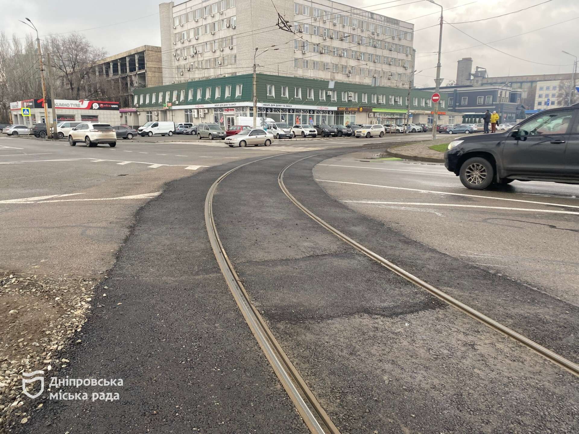 У Дніпрі завершили ремонт останнього у 2025 році трамвайного переїзду