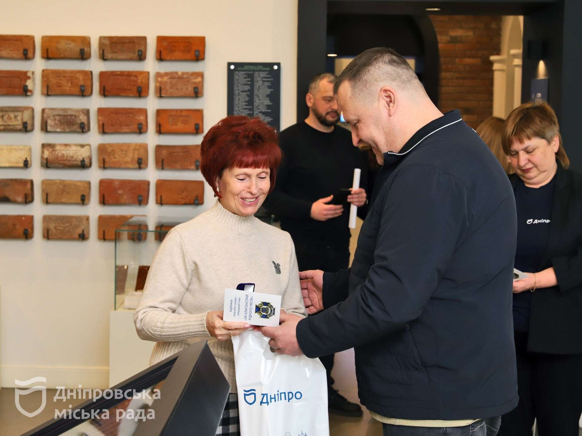 Мэр Днепра Борис Филатов вручил героям-энергетикам медали и награды от города