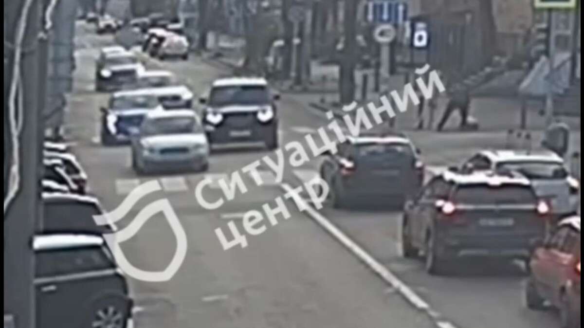 Сильний вітер у Дніпрі 13 грудня повалив дерева та дорожні знаки