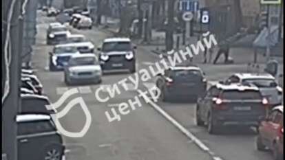 Сильный ветер в Днепре 13 декабря повалил деревья и дорожные знаки