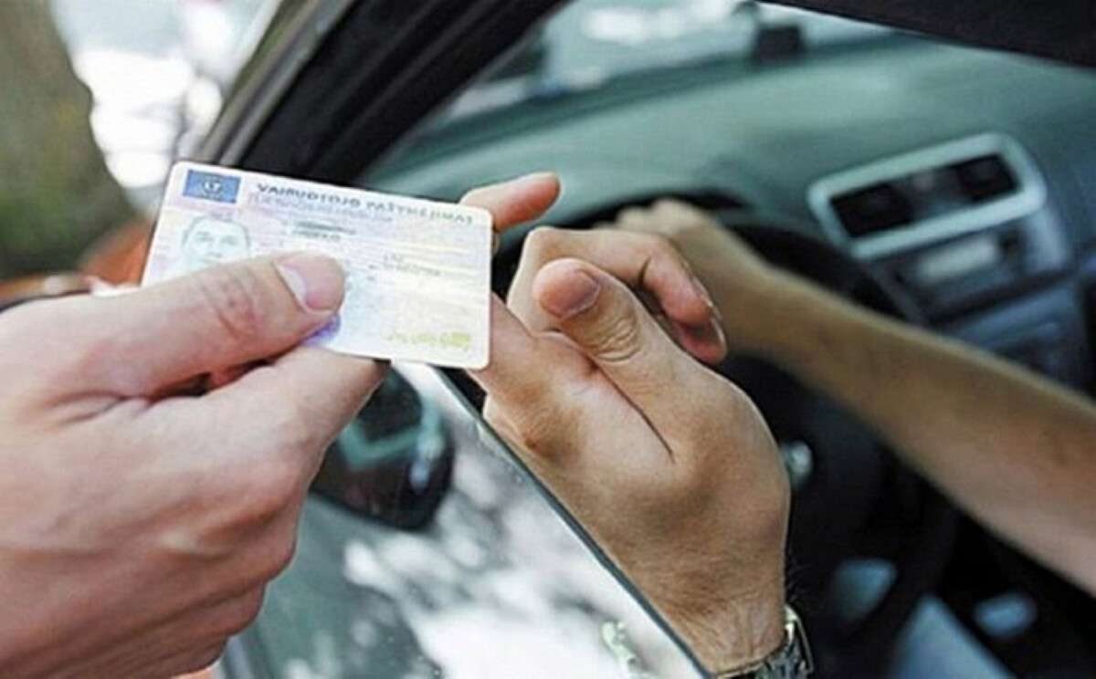 Правові підстави для тимчасового вилучення посвідчення водія в Україні
Тимчасове вилучення посвідчення водія — одна з процесуальних дій, яку поліція може застосувати до водія у визначених законом випадках. У…