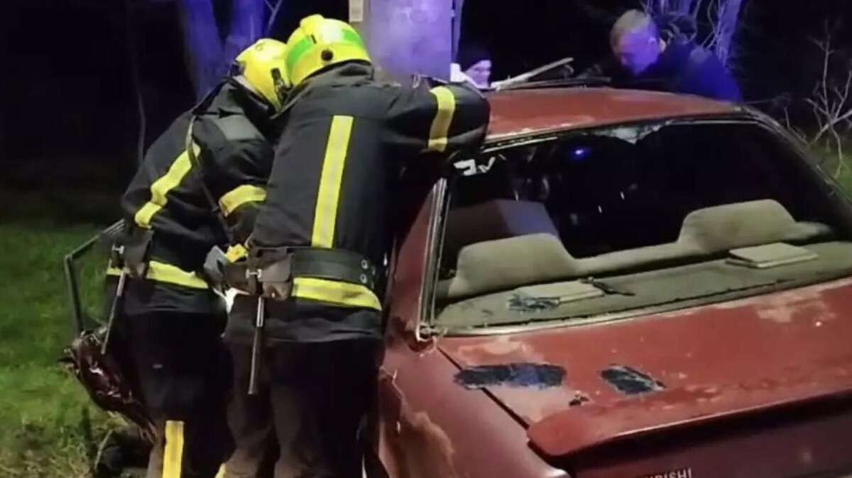 ДТП на Дніпропетровщині 13 грудня: водія заблокувало всередині авто