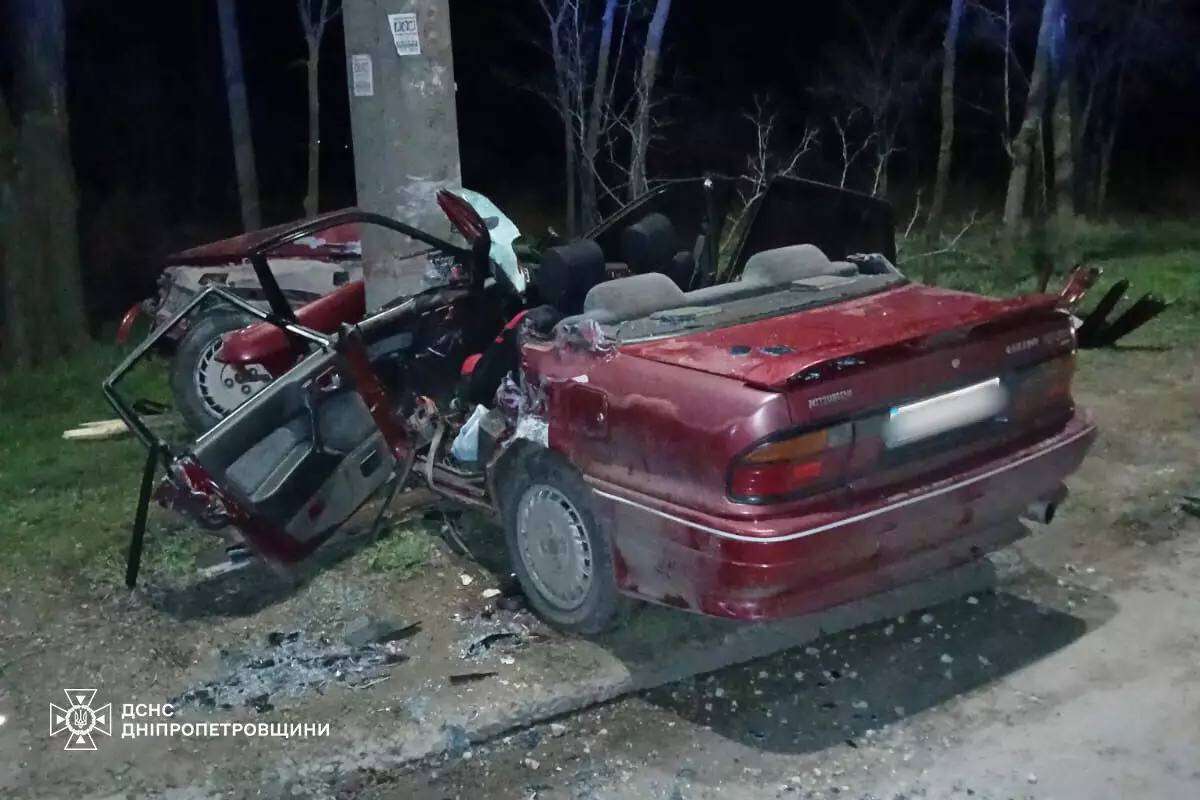 ДТП на Дніпропетровщині 13 грудня: водія заблокувало всередині авто