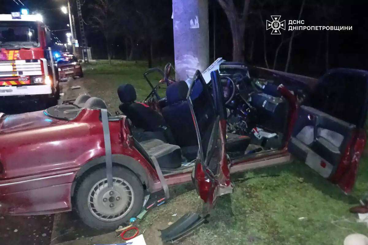 ДТП в Днепропетровской области 13 декабря: водителя заблокировало внутри авто
