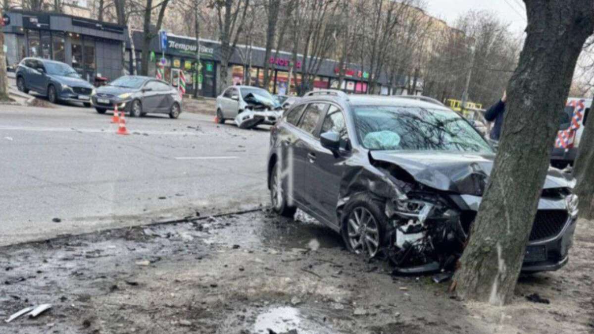 ДТП на ж/м Тополя-2 14 грудня: авто влетіло в дерево - відео