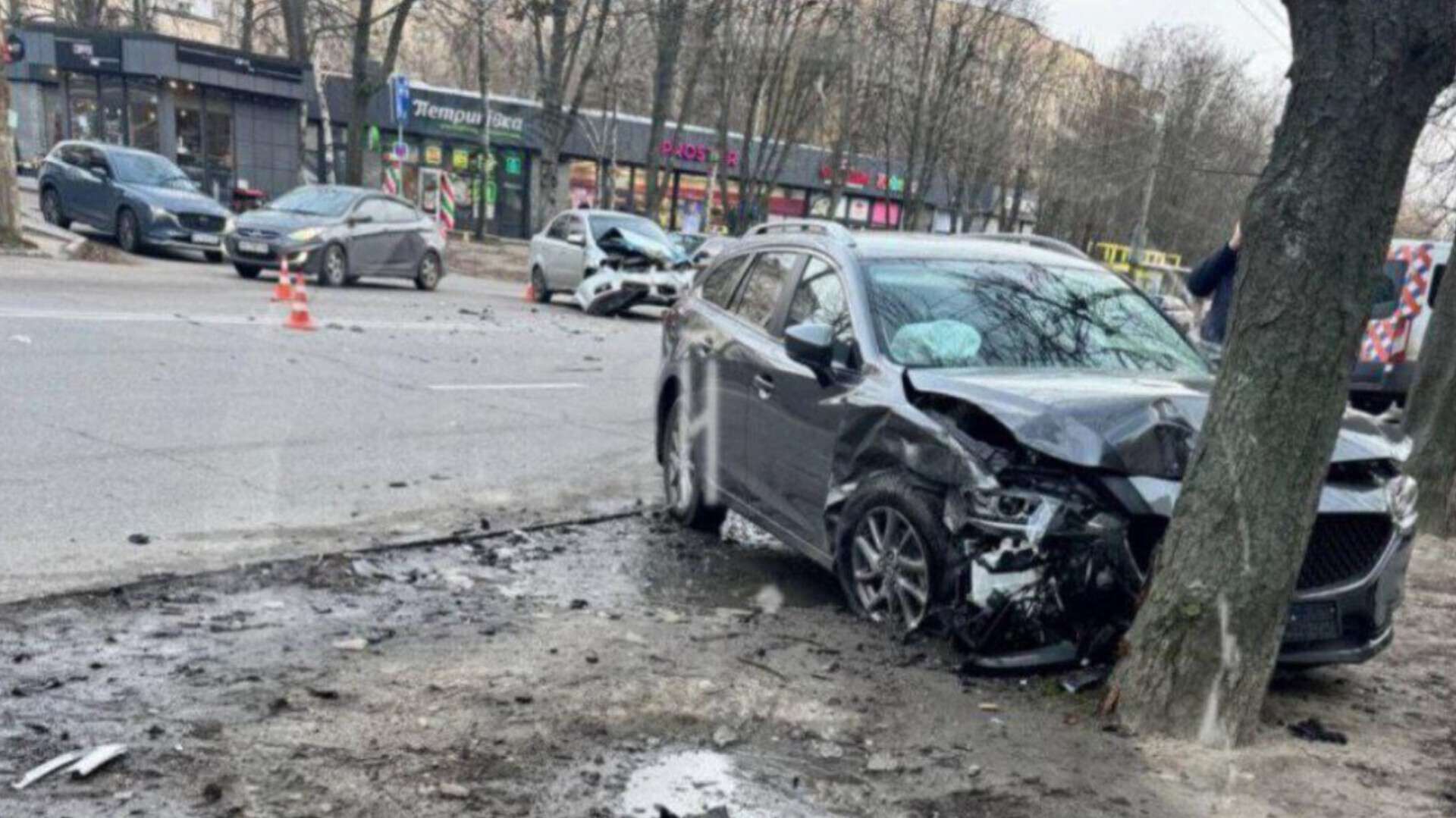У Дніпрі на ж/м Тополя Mazda влетіла у дерево: відео моменту ДТП
У Дніпрі в Шевченківському районі сталася серйозна дорожньо-транспортна пригода за участю двох легковиків. Одне з авто відлетіло в дерево, передає…