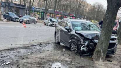 ДТП на ж/м Тополя-2 14 грудня: авто влетіло в дерево - відео