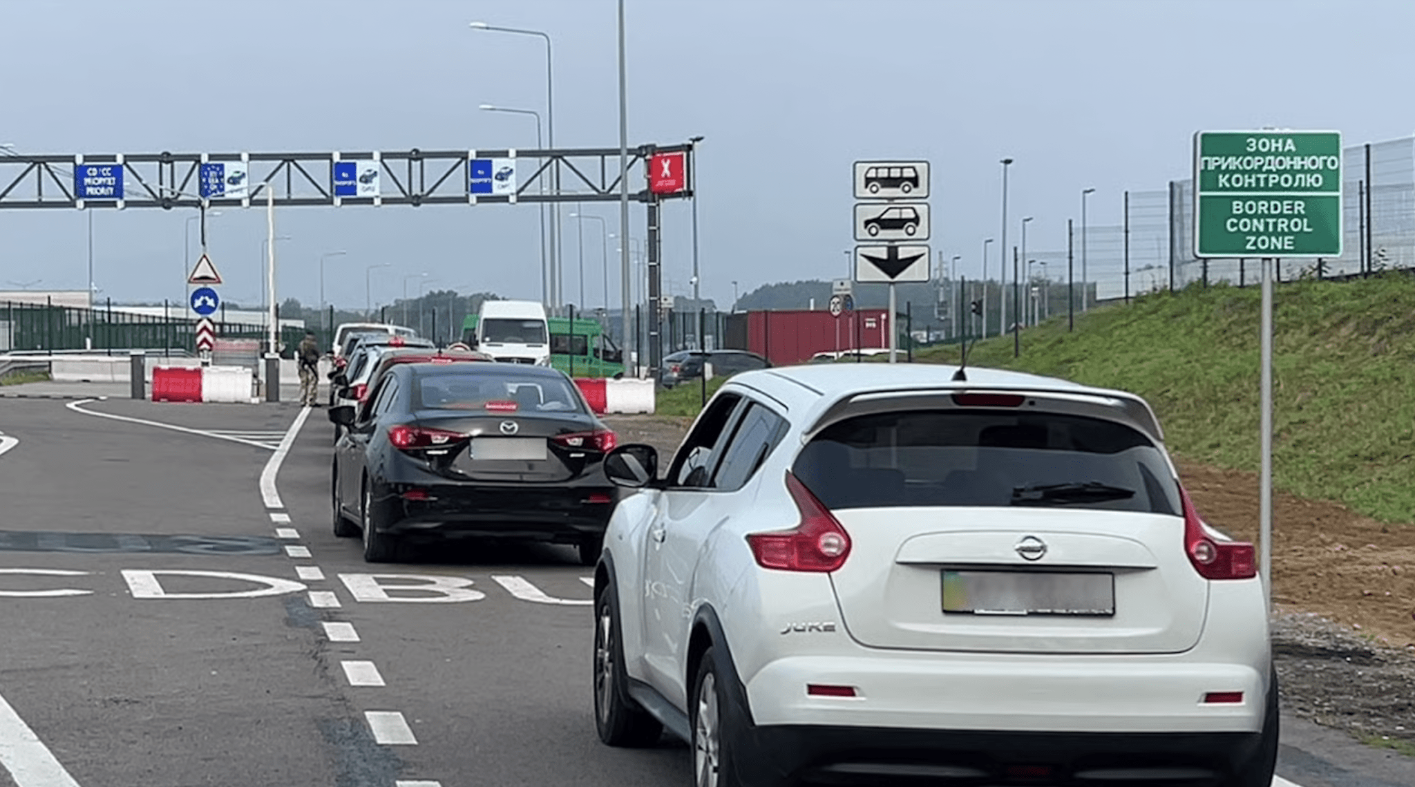 “єЧергу” хочуть запустити і для легковиків: що чекає на водіїв Дніпра
Українських водіїв, зокрема дніпрян, можуть чекати зміни під час поїздок за кордон на власному авто. В Україні планують запустити електронну…