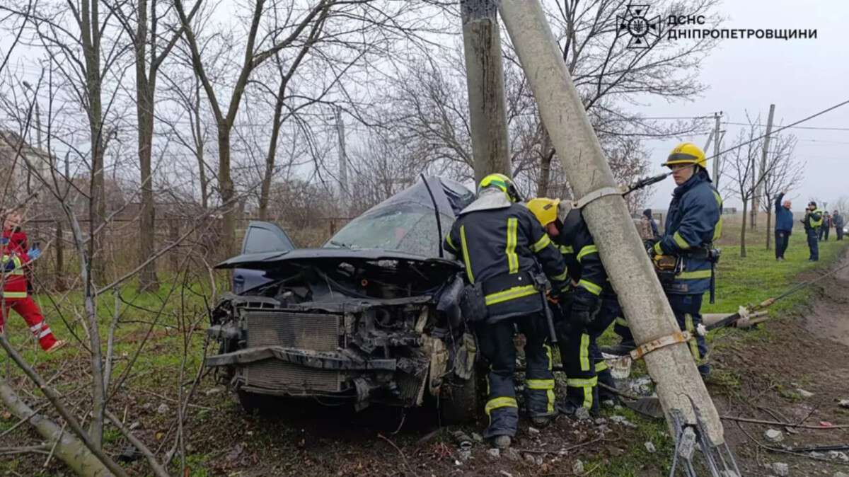 Моторошна ДТП на Дніпропетровщині 20 грудня - переламаний навпіл стовп та вщент розбите авто