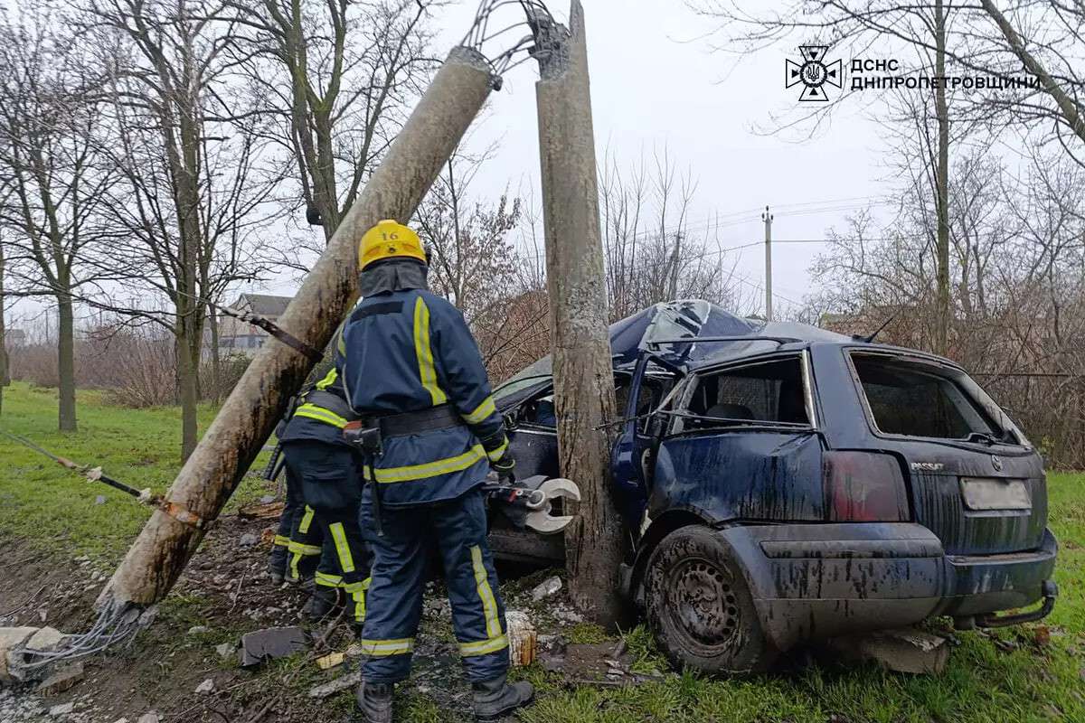 Жуткое ДТП на Днепропетровщине 20 декабря - переломанный пополам столб и вдребезги разбитое авто