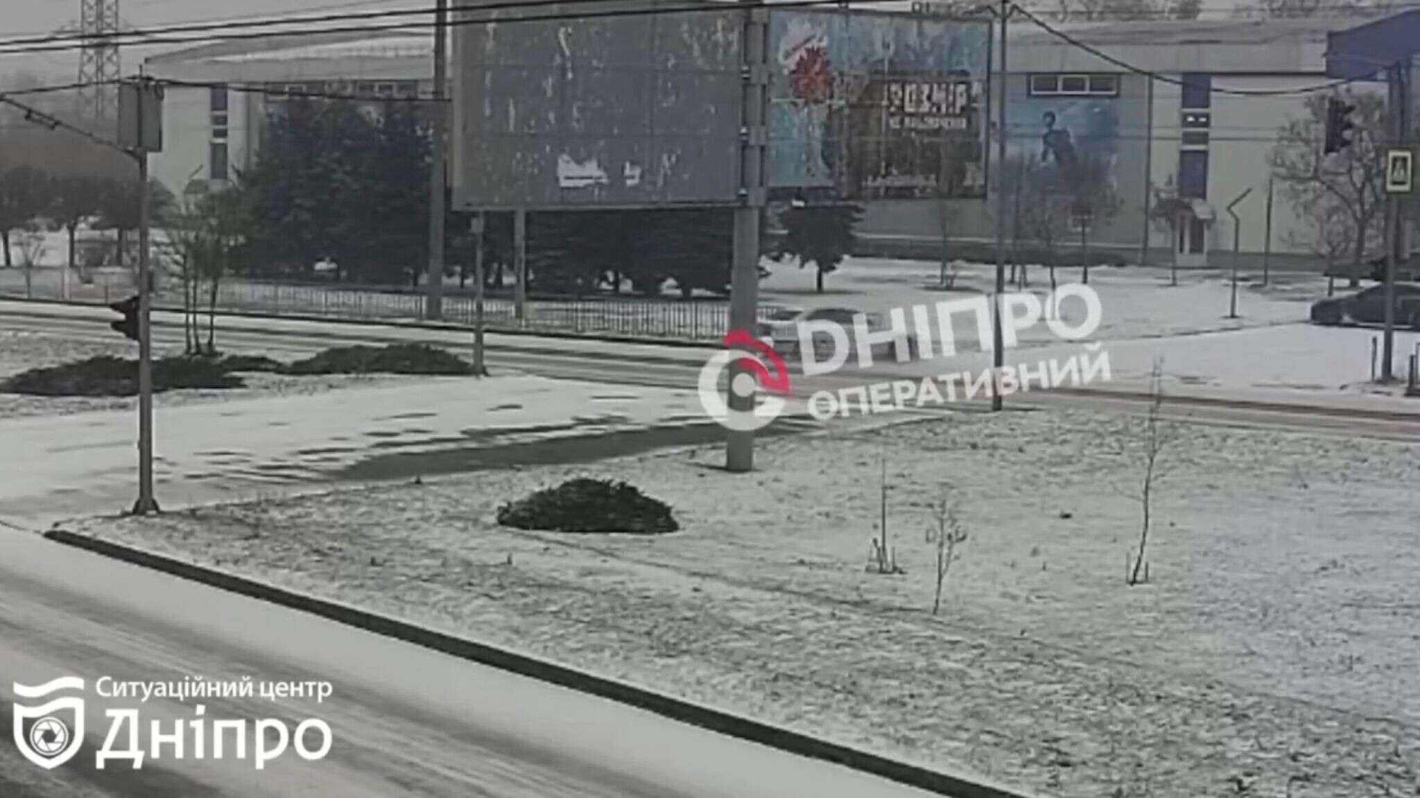 У Дніпрі біля Льодової арени BMW зніс паркан внаслідок ДТП: відео моменту
Вранці 26 грудня у Дніпрі через негоду водій BMW потрапив у серйозну дорожньо-транспортну пригоду. Про це повідомляє "Дніпро Оперативний".
Згідно…