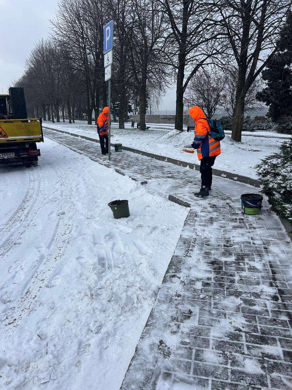Снег в Днепре: коммунальщики с самого утра работают в усиленном режиме