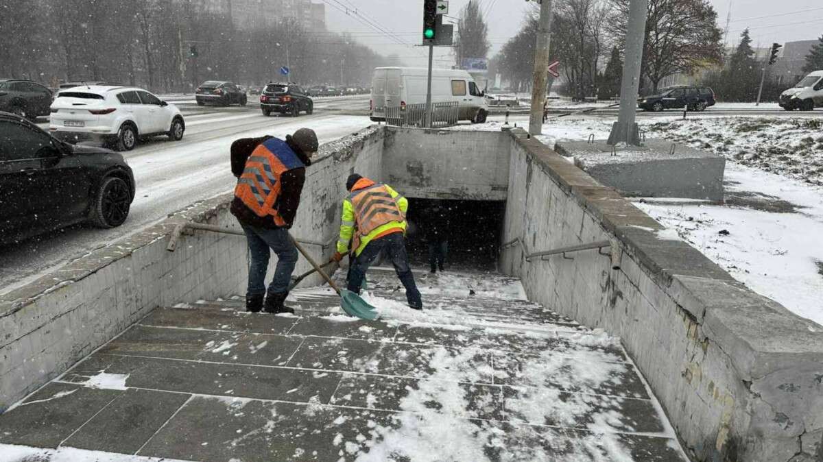 Снег в Днепре: коммунальщики с самого утра работают в усиленном режиме