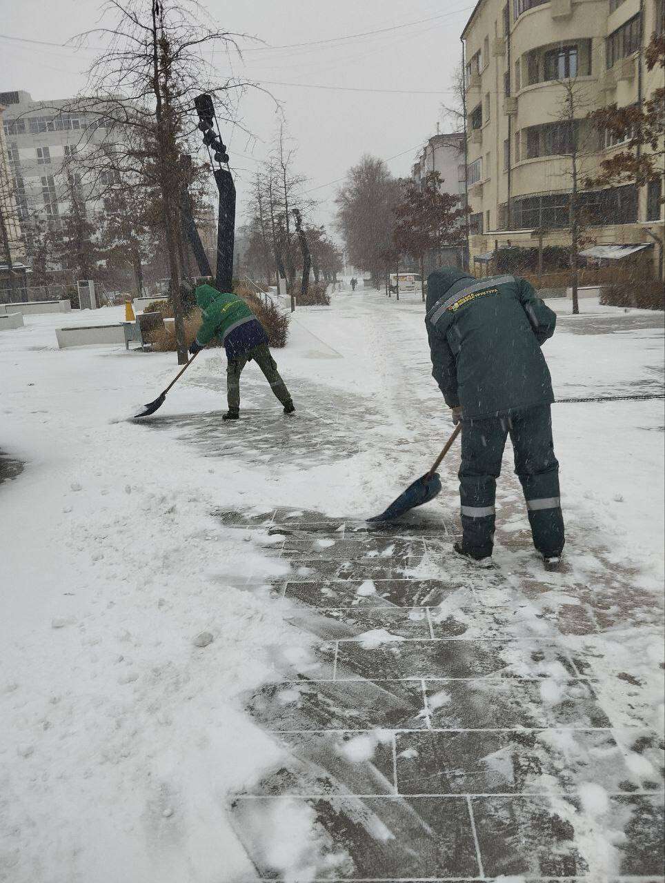 Снег в Днепре: коммунальщики с самого утра работают в усиленном режиме