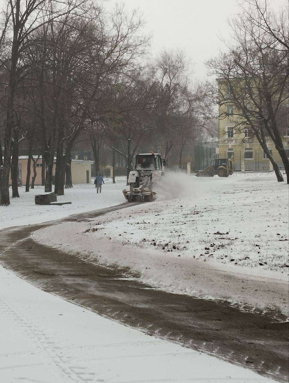 Снег в Днепре: коммунальщики с самого утра работают в усиленном режиме
