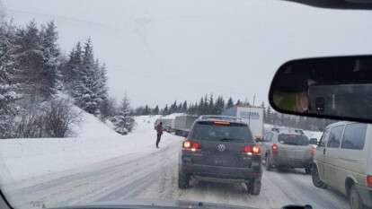 Затор на засніженій трасі