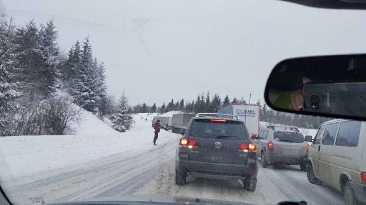 Пробка на заснеженной трассе
