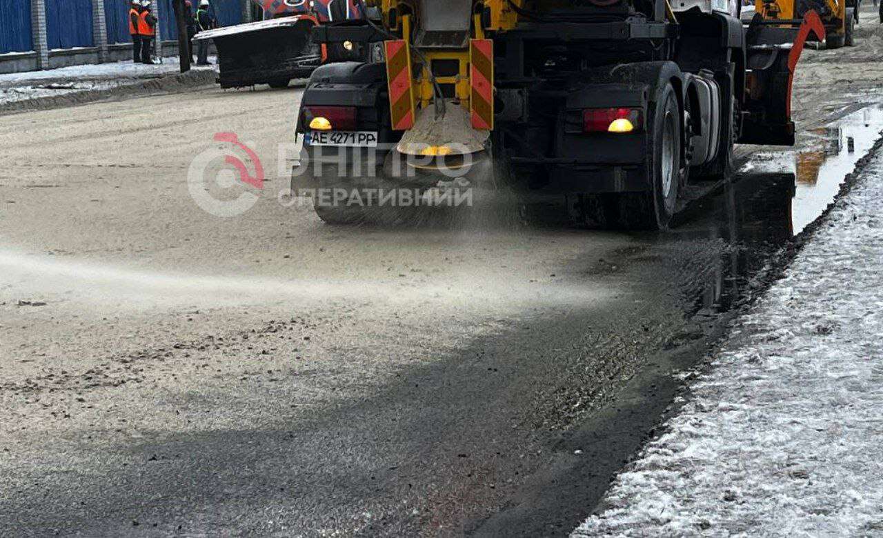 На дорогах - 300 тонн олії, рух буде паралізовано декілька діб: Філатов про наслідки атаки рф на Дніпро
У понеділок, 5 січня, під час дронової атаки на Дніпро росіяни влучили по цивільному виробництву. Внаслідок обстрілу на дороги вилилось…