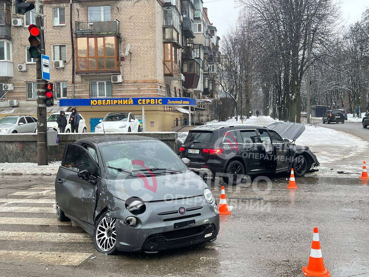 У Дніпрі на проспекті Б. Хмельницького Mercedes "влетів" у Fiat: відео та подробиці
У Дніпрі вранці 6 січня на проспекті Богдана Хмельницького сталася дорожньо-транспортна пригода за участю двох легкових автомобілів. Відомо про постраждалих,…