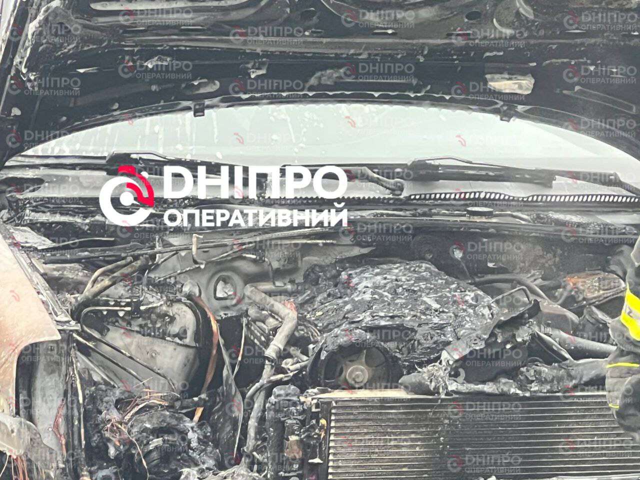 Загорелся автомобиль возле